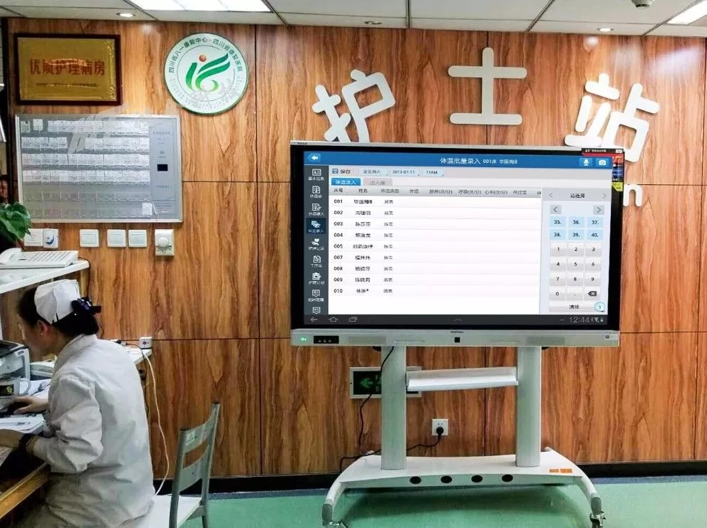 在護士站，鴻合V650會議平板運行數字化病房管理系統-科頤